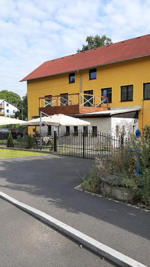 Apartmany-Zamecka Restaurace Jindrichovice Exterior foto